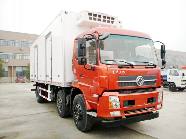 東風(fēng)天錦小三軸8.6米冷藏車