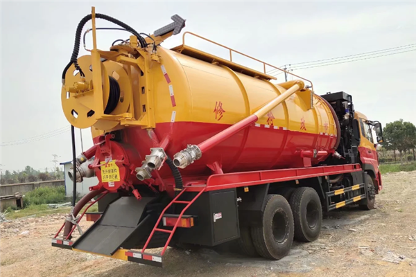 程力集團后雙橋清洗吸污車實現(xiàn)一車兩用，魚與熊掌不可兼得未必定論