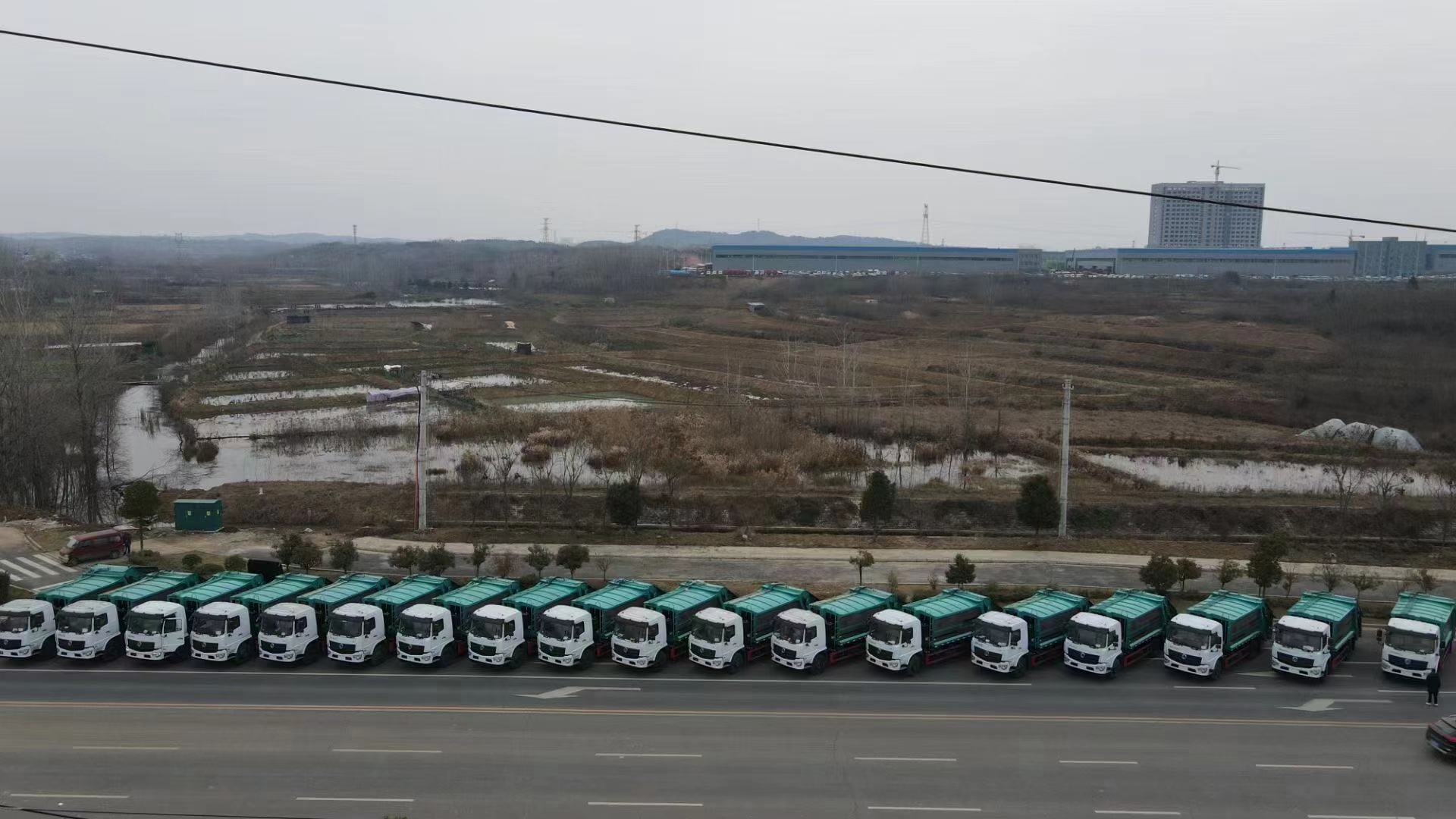 砥礪前行，程力集團(tuán)二十二臺東風(fēng)12噸壓縮垃圾車批量發(fā)車