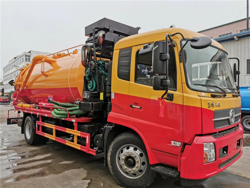 東風天錦吸污車吸污泵采用山東2BE-204水循環(huán)真空泵，精密度高，吸力大