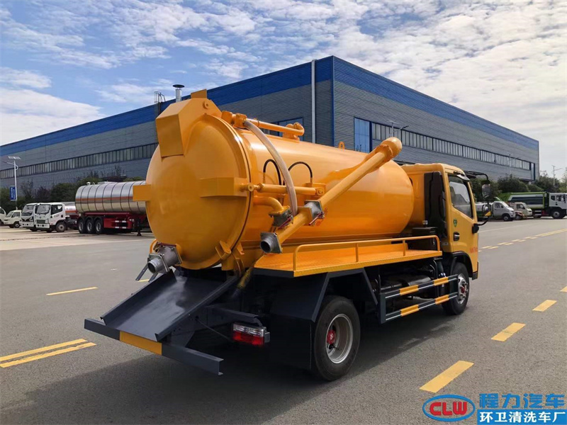 東風小多利卡5方吸污車