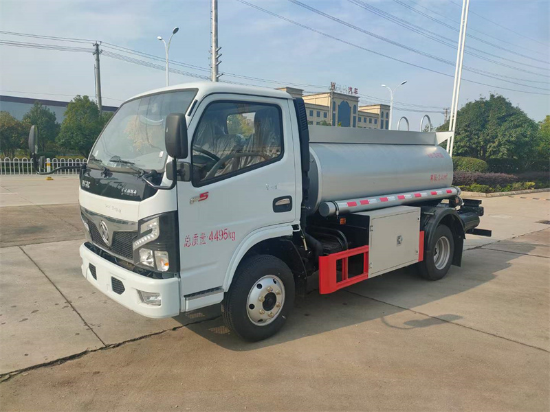 藍(lán)牌東風(fēng)福瑞卡3方供液車