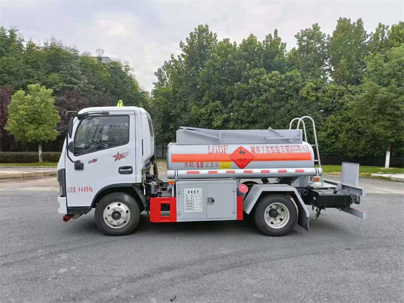 藍牌東風(fēng)1.9立方加油車