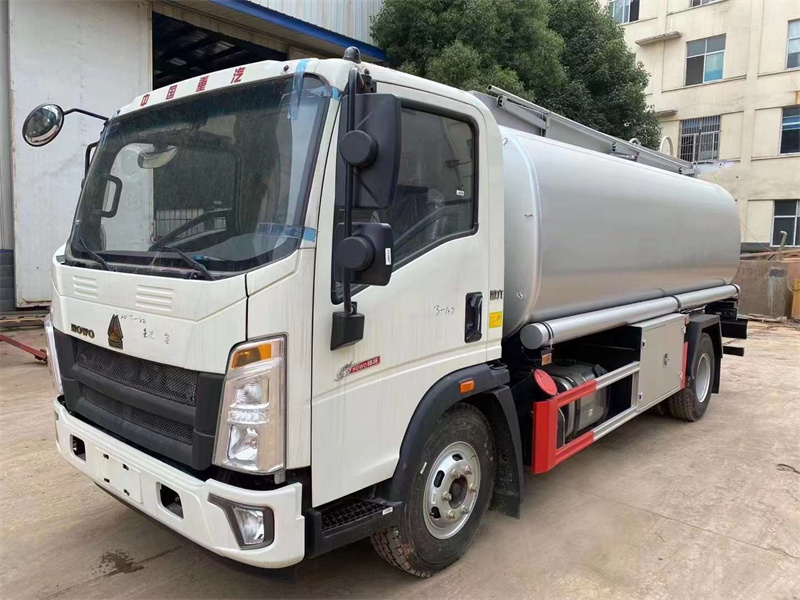 國(guó)六豪沃輕卡8.5方供液車