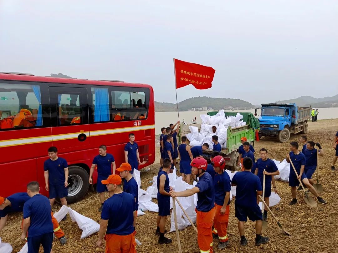 惡劣天氣垃圾清運(yùn)車、吸污車、搶險(xiǎn)救援車來幫忙