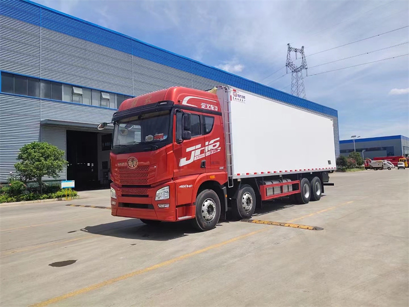 解放9.4米肉鉤冷藏車(chē)