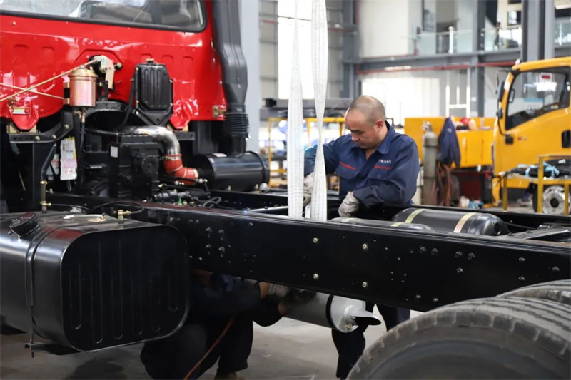 程力集團(tuán)瑞力生產(chǎn)最大電源車(chē)一起帶動(dòng)800臺(tái)3匹空調(diào)