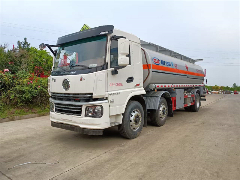 陜汽翼6危險(xiǎn)品小三軸運(yùn)油車(chē)