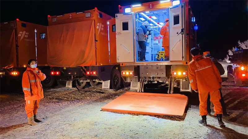 程力集團醫(yī)監(jiān)醫(yī)保車為護送航天員順利進入中國載人飛船再立新功