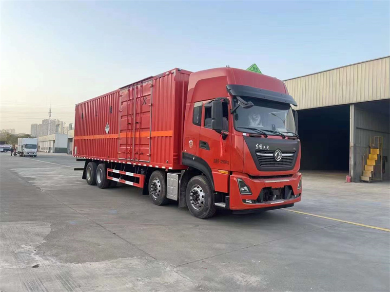 9.6米東風(fēng)天龍前四后八雜項(xiàng)廂式運(yùn)輸車