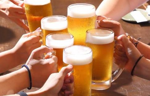 便秘人群需謹慎 三類食物加重腸道負擔，酒精飲料尤需警惕